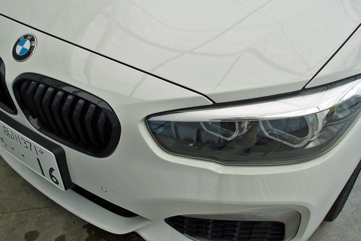 ヘッドランプ下やアウタードアハンドルの水垢（みずあか）に加え、ボンネットやルーフのザラザラが少し気になる「M140i」。施工前にオーナー立ち会いのもとで、車両外装のコンディションチェックが行われる。車両を見ながらKeePerの担当者によるボディーケアのアドバイスも受けられるので、コーティングメニュー決定の参考になる。