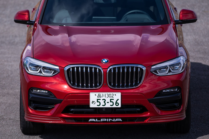 フロントスポイラーには、「ALPINA」のロゴと、「アルピナ・デコセット」と呼ばれるアルピナ伝統のデコレーションストライプがあしらわれている。