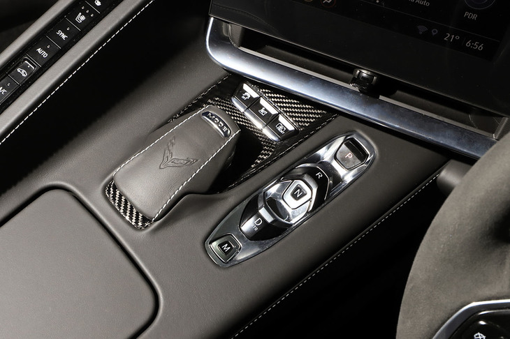 センターコンソールに備わるシフトセレクター。C8には、これも“コルベット史上初”となるGM自製の8段デュアルクラッチ式ATが搭載される。