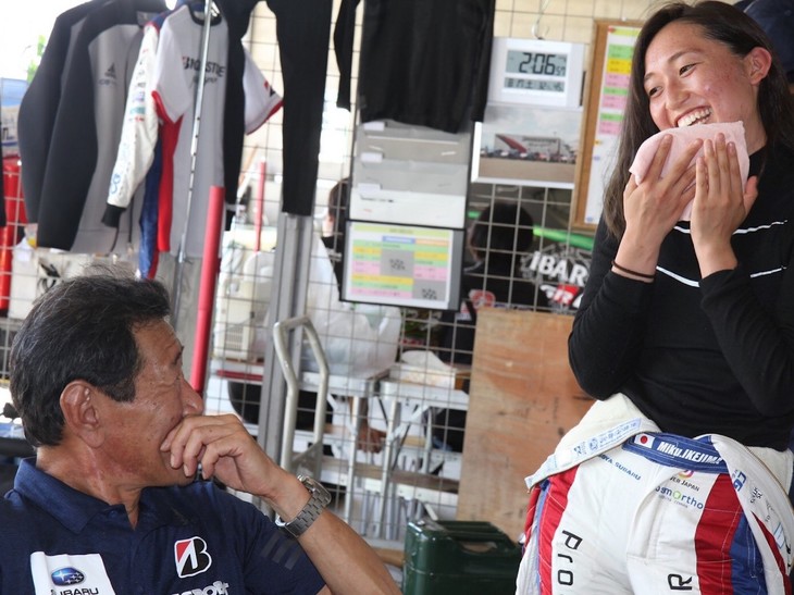 レースは非常に僅差の戦いとなり、前も後ろも気が抜けません。大変神経を使いながらも、なんとかポジションを守り切り9位でフィニッシュ！ このレースでは、今年の目標としていたポイント獲得とシングルフィニッシュを達成することができました！ これでレース2へのいいイメージもつくることができました。