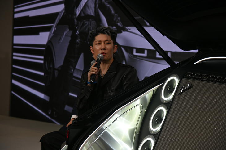 MIYAVIは「アイオニック5」のカスタマイズモデルを使って「ありえない場所で演奏できたらいい」と語った。