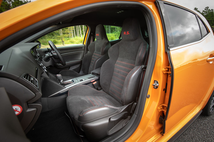 ホールド性と快適性を高いレベルでバランスしたとされるヘッドレスト一体型のフロントシート。表皮にはアルカンターラを採用している。