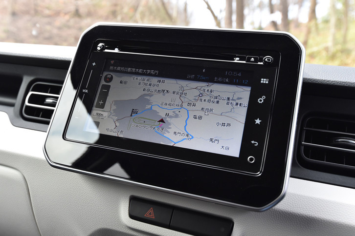 ダッシュボードの中央に備えられたインフォテインメントシステムのモニター。アップル社製の携帯端末を車載機器で操作できる「Apple CarPlay」に対応している。