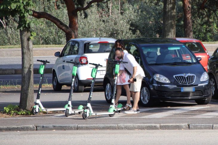 トリノ・ポー河畔で。若い世代は、クルマよりも新たなモビリティーに高い関心を抱く。