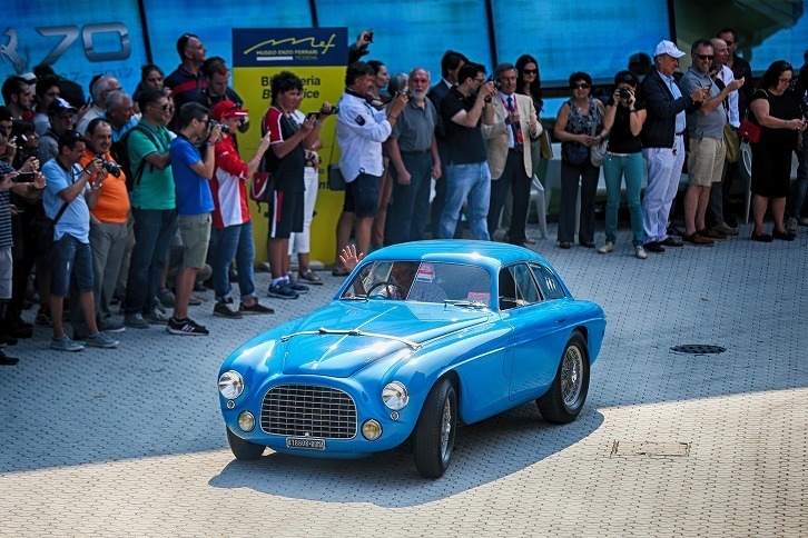 マラネッロの市街地で行われたフェラーリパレードの様子。