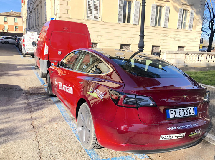 前部同様、後方にもイタリアで教習車に装着が義務付けられている「SCUOLA GUIDA」のプレートが貼られている。