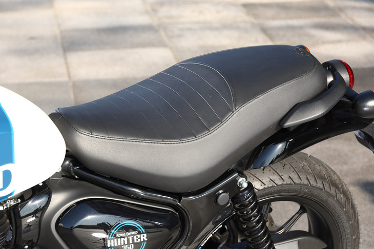 ワンピースタイプのシートはライダー／パッセンジャーの負担を低減するべく、形状やフォームの素材および硬さを吟味。シート高は790mmで、ストップ＆ゴーの多い街なかでもわずらわしくない足つき性のよさを実現している。