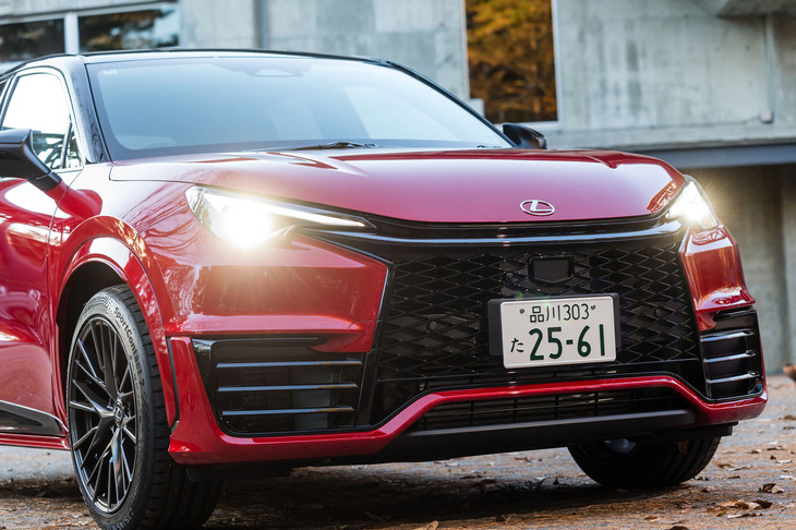 バンパー下部にまで広がった大型グリルが高性能ぶりをアピール。実際、黒く見える部分のほとんど全部が開口部だ。