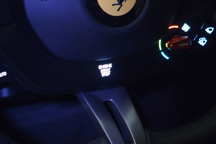 フェラーリ・ローマ（スタートスイッチ）