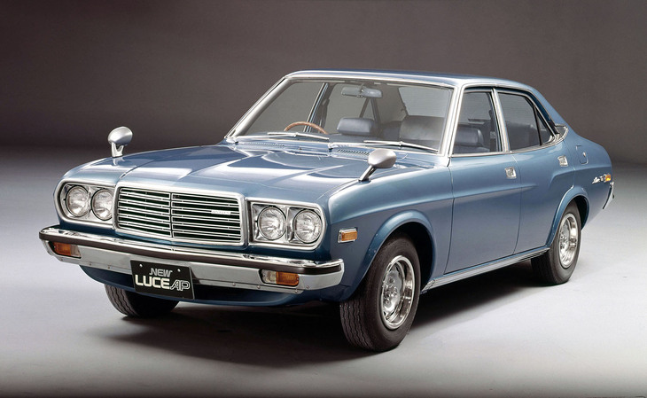 1975年のフェイスリフトで、セダンとハードトップのマスクが共通化された。前後してデビューした「コスモAP」に通じるイメージだ。