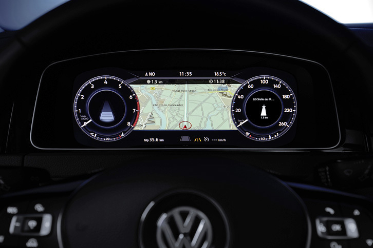 12.3インチの液晶を使ったメーターパネル「アクティブインフォディスプレイ」。写真のように、カーナビの画面を映し出すことができる。