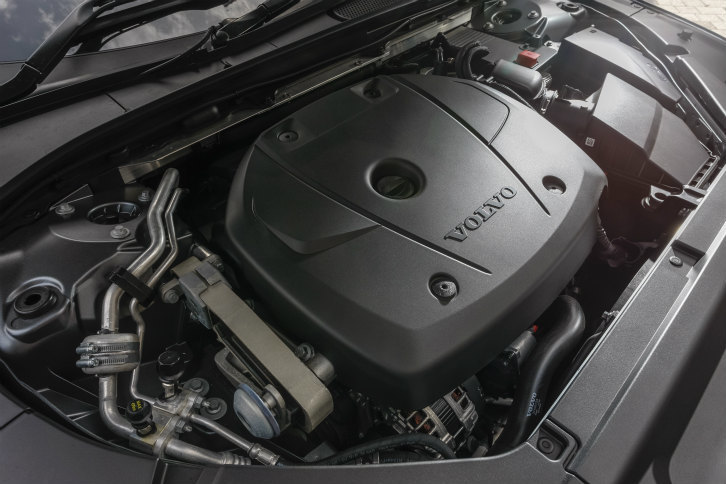 2リッター直4ターボ＋スーパーチャージャーエンジンは320psと400Nmを発生する。JC08モード燃費は12.5km/リッター。