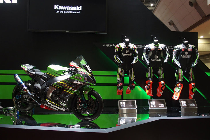 鈴鹿8時間耐久ロードレース優勝マシン「ニンジャZX-10RR」と同優勝チームのライダー、トプラック・ラズガットリオグル選手、レオン・ハスラム選手、ジョナサン・レイ選手がそれぞれ着用したレーシングスーツが展示される。