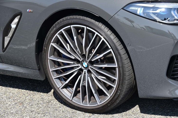 「マルチスポーク・スタイリング729Mバイ・カラー」と名付けられた20インチホイール。オプションとして、同サイズのホイールがほかに2タイプ用意されている。