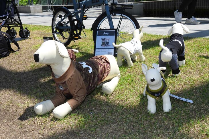 会場にはジープのグッズやアパレルも展示された。写真はペットウエア。
