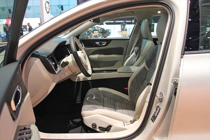 ボルボV60（フロントシート）