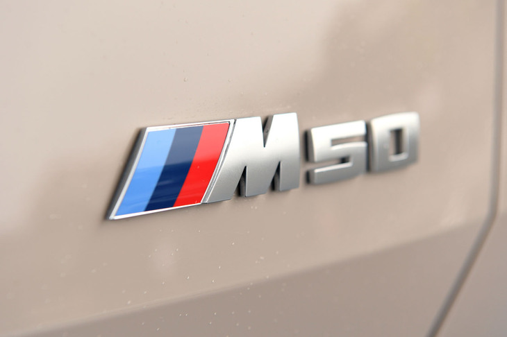 【BMW X3 M50 xDriveのスペック】
	ボディーサイズ：全長×全幅×全高＝4755×1920×1660mm／ホイールベース：2865mm／車重：2000kg／駆動方式：4WD／エンジン：3リッター直6 DOHC 24バルブ ターボ／モーター：交流同期電動機／トランスミッション：8段AT／エンジン最高出力：381PS（280kW）/5500rpm／エンジン最大トルク：540N・m（55.1kgf・m）/1900-4800rpm／モーター最高出力：11PS（8kW）/3000rpm／モーター最大トルク：25N・m（2.5kgf・m）/500rpm／タイヤ：（前）255/45R20 105Y XL／（後）285/40R20 108Y XL（ピレリPゼロ）／燃費：11.9km/リッター（WLTCモード）／価格：1008万円
	
	【取材時の燃費データ】
	テスト距離：298.5km（市街地1：高速道路7：山岳路2）／使用燃料：28.9リッター（ハイオクガソリン）／参考燃費：10.3km/リッター（満タン法）／9.2km/リッター（車載燃費計計測値）