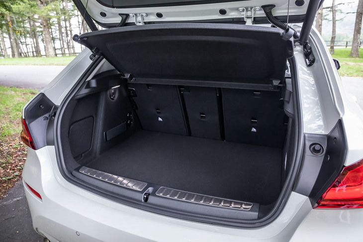 荷室容量は5人乗車の通常使用時で380リッター、後席背もたれを倒せば最大1200リッターまで容量を拡大できる。試乗車にはオプションのオートマチックテールゲートオペレーションが装備されていた。