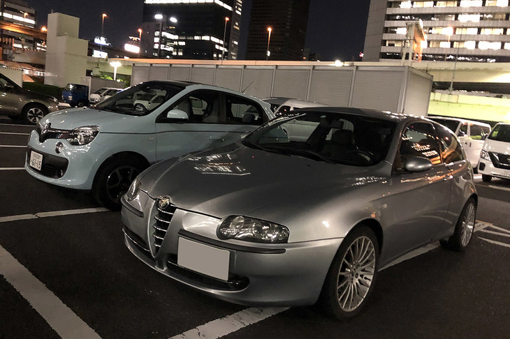 カーマニア仲間Kの愛車「社会のメーワク号」「激安3号」こと、「アルファ147 1.6ツインスパーク」（右）。お別れ前夜、「俺のナロー」（左）とともに最後のドライブに繰り出した。