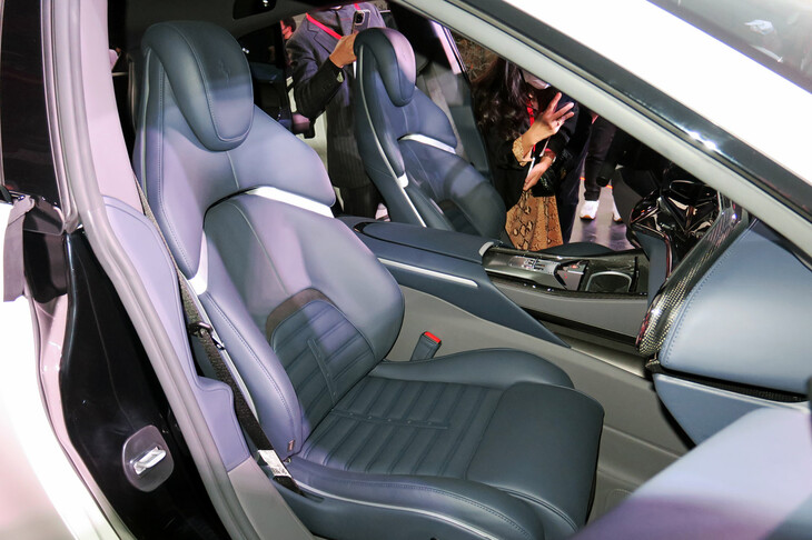 フェラーリ・プロサングエ（フロントシート）