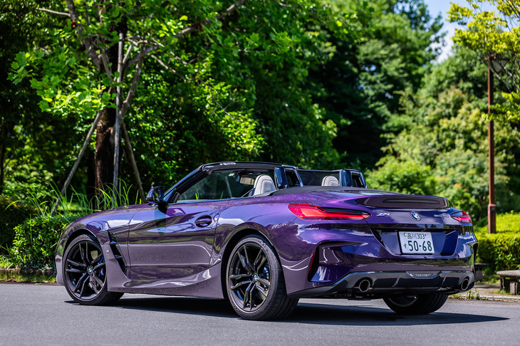 「Z4 sDrive20i Mスポーツ」のボディーサイズは全長×全幅×全高＝4335×1865×1305mm、ホイールベースは2470mm。車重は直6モデルの「M40i」よりも90kg軽い1490kgとなっている。