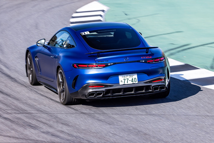 THE MAGARIGAWA CLUBのコースを走行する「AMG GT63 S Eパフォーマンス クーペ」。2リッター直4ガソリンターボエンジン並みのスペックを誇るモーターが適宜プッシュしてくれるので、低速コーナーからの脱出も小気味よい。