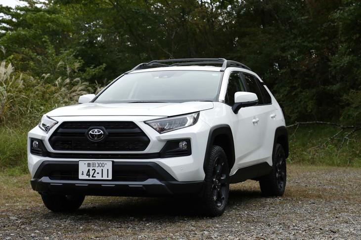 「トヨタRAV4」の特別仕様車「アドベンチャー“オフロードパッケージ”」。前後バンパーには専用のスキッドプレートが装着されている。