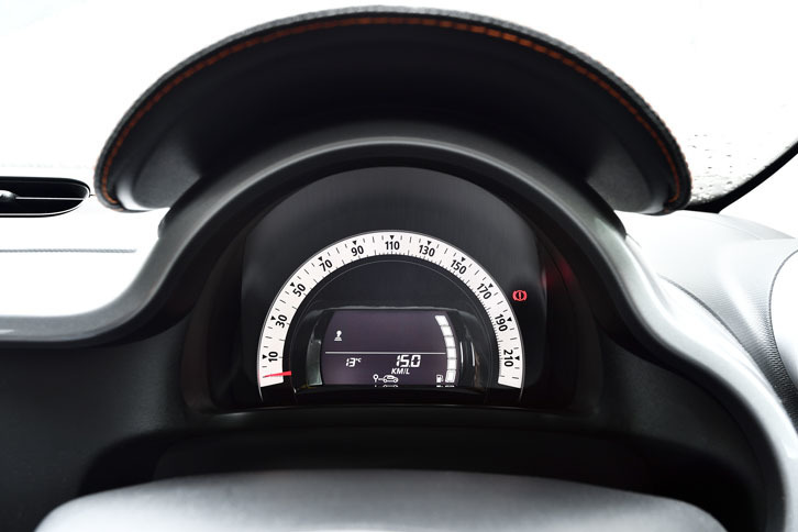 メーターは速度計のみ。220km/hまで刻まれている。