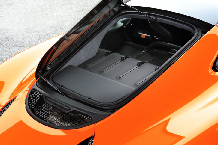 ガラスハッチの開閉軸はハンドル位置によって異なる。左ハンドル仕様のガラスハッチは、ご覧のとおり、左側を軸にして開く。