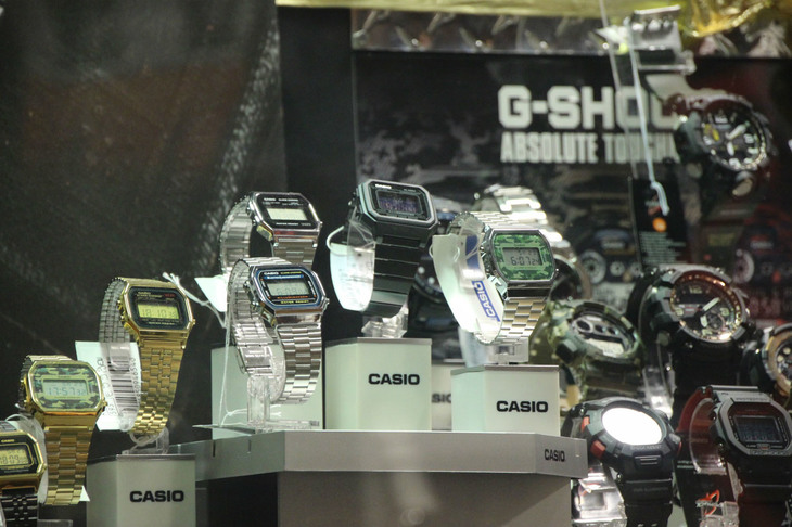 日本では簡易パッケージ入りの“つるし”で販売されていることが多いカシオだが、イタリアでは、ショーケースに賑々（にぎにぎ）しく収められていることがほとんどである。