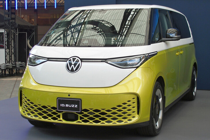 「ID. Buzz」のフロントまわり。横長・ツリ目のヘッドランプをイルミネーションの入った“すき間”でつなぐデザインは、最新のフォルクスワーゲン車に共通する意匠だ。
