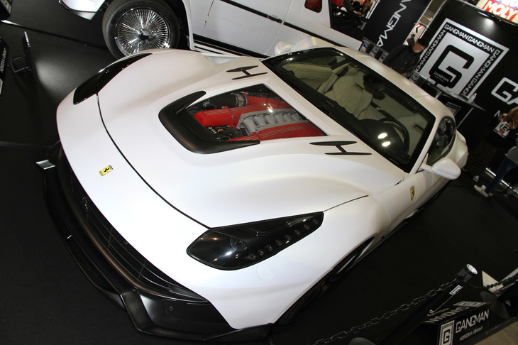 エンジンを魅せるGANGMANの「フェラーリF12」。