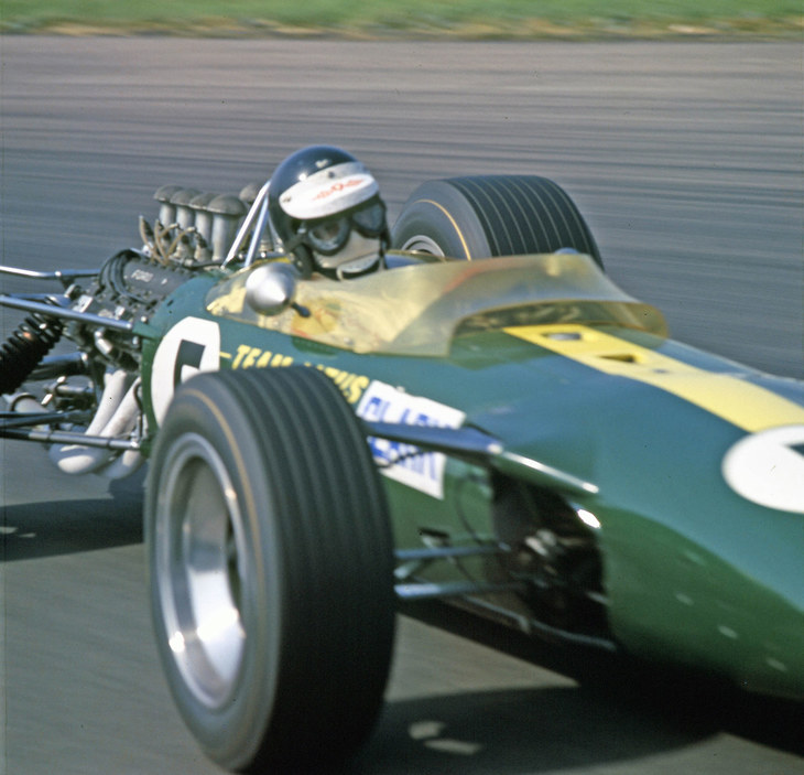 1967年のオランダGPにて、ザントフォールトサーキットを走る「ロータス49」とジム・クラーク。