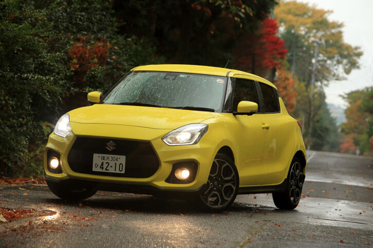 本家「スイフト」のモデルチェンジから9カ月ほど遅れ、2017年9月に登場した現行型「スイフトスポーツ」。軽量・強靭（きょうじん）な新世代プラットフォームと、トルクフルなターボエンジンの採用で話題を集めている。