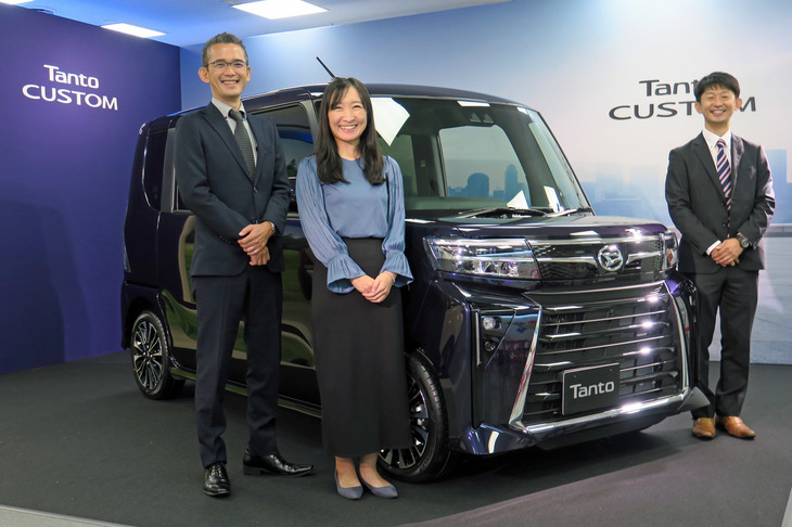 今回お話をうかがった「ダイハツ・タント」の開発関係者。写真向かって左が、ダイハツ工業 くるま開発本部 製品企画部チーフエンジニアの秋本智行氏、同右が製品企画部福主任の城迫崇嘉氏、中央が国内商品企画部の岩舘朋子氏。