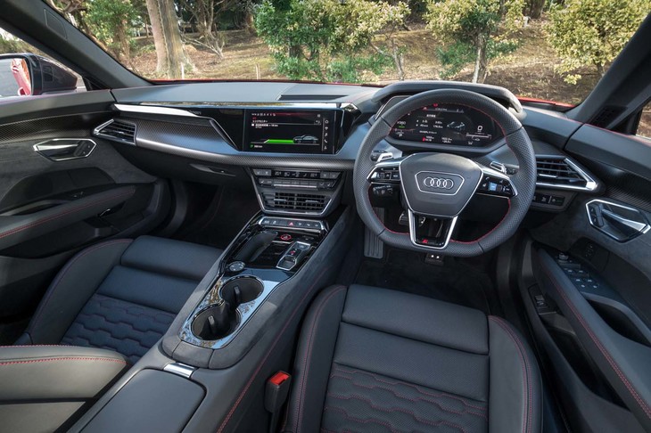 「RS e-tron GT」のインテリア。ディンプルレザーのステアリングホイールやカーボン仕立てのダッシュボードはオプションとなっている。