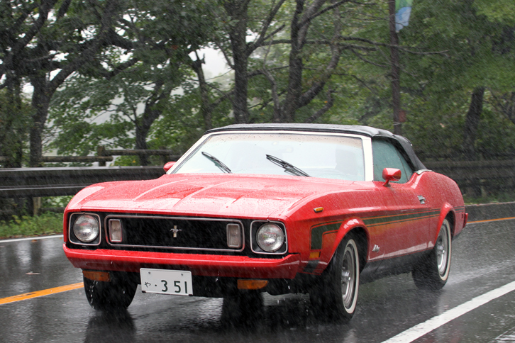 1973年「フォード・マスタング コンバーチブル」。通称ビッグ・マスタングと呼ばれる世代のモデルだが、日本ではコンバーチブルは珍しい。