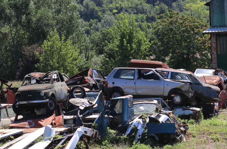 イタリアで。フィアットの「500」と「ウーノ」、「ピアッジョ・アペ」、初代「BMW 5シリーズ」……。