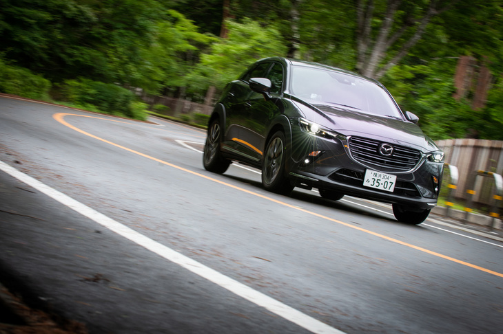 今回の改良では、サスペンションのダンパーをより径の太いものに変更したほか、微小なストロークでも減衰を利かせるため、新たにウレタンブッシュを用いたトップマウントを採用した。