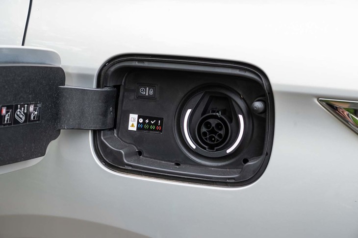 駆動用リチウムイオンバッテリーの容量は13.2kWh。普通充電のみに対応する。