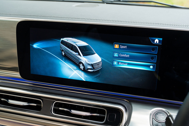 ドライブモードはこちら。マニュアル変速モードがドライブモードのひとつとして組み込まれている。