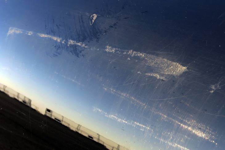 結局、カピカピになったゼッケンの糊はほぼそのまま残ることとなった。ちなみに周囲の拭き傷は、過日、友人の子供衆にやられたもの。「洗車を手伝ってあげるよ！」という言葉に雑巾を手渡した私がばかでした。とほほ。