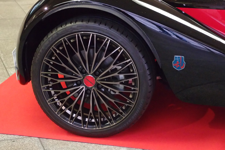 専用デザインの18インチアルミホイール。