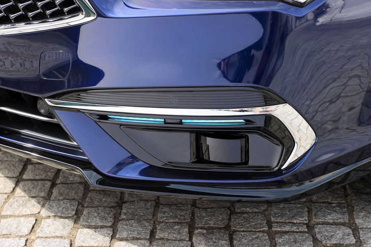 標準車との分かりやすい識別点ともなっている、ライダーとターコイズブルーのイルミネーション。ライダーは右前・左前・右後ろ・中央後ろ・左後ろと、5カ所に装備される。