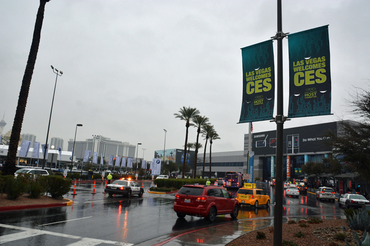 砂漠の街でありながらも、会期中の2日間、ラスベガスは本降りの雨。その影響で展示ホールが停電になるというハプニングが発生した。