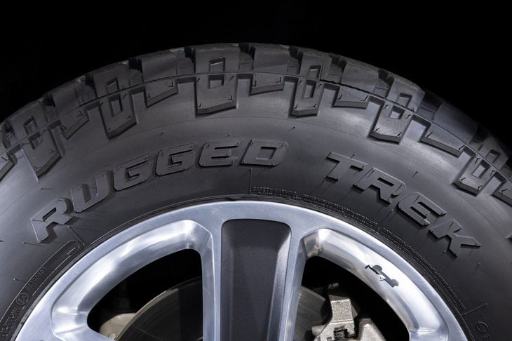 立体的な「RUGGED TREK」のレイズドブラックレターが力強さを表現。カスタム用タイヤとして、迫力あるサイドフェイスが演出できる。