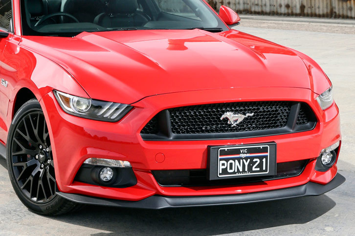 右ハンドル仕様のV8モデルのフロントまわり。左ハンドルの北米仕様では、パワーバルジをはさんでボンネットの左右にルーバーがついている。しかし右ハンドル仕様では、エコブーストモデルと同じルーバーのないボンネットが採用される。