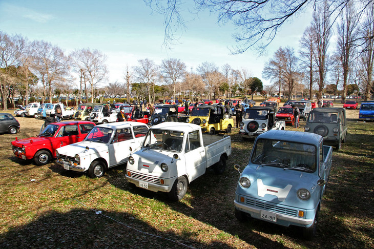 会場に並んだ、約50台のクラシックホンダ。