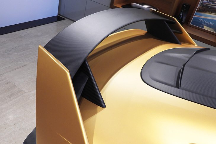 アストンマーティン・ヴァリアント（リアウイング）