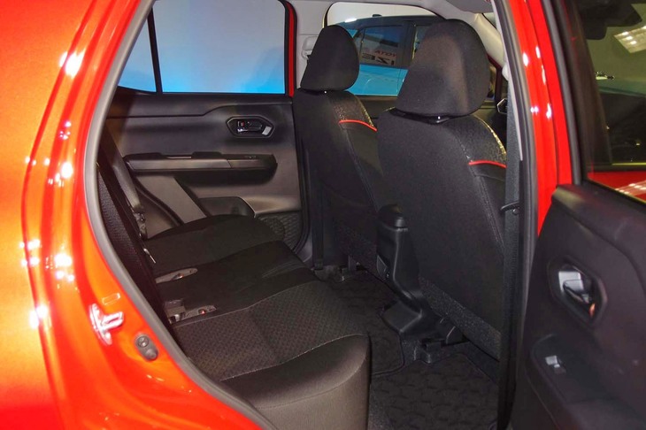 ダイハツ・ロッキーG（リアシート）